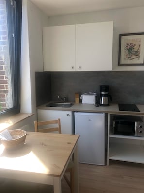 Réfrigérateur, micro-ondes, plaque de cuisson, cafetière/bouilloire