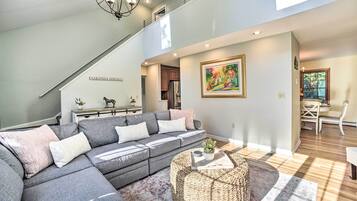 TV, fireplace, ping pong, computer monitors