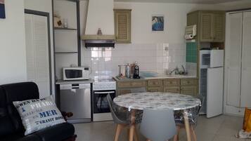 Réfrigérateur, micro-ondes, four, plaque de cuisson