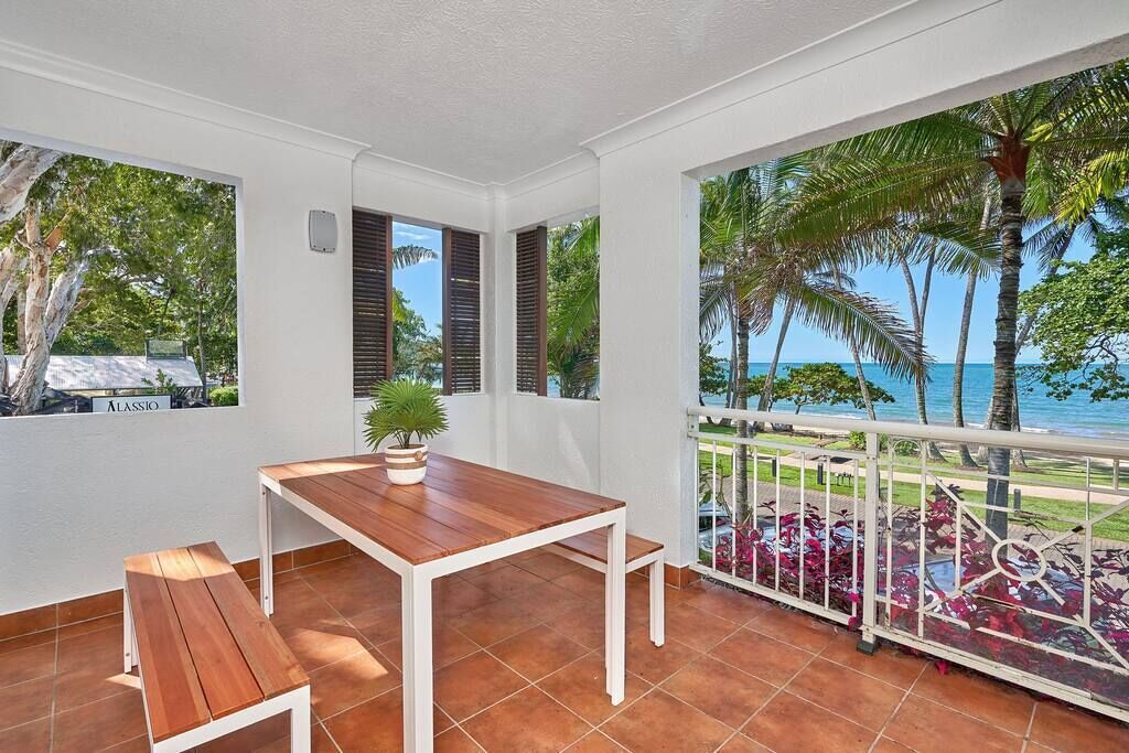 Absolute Beach Front 1 Bedroom Apartment Palm Cove
