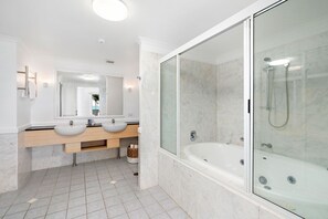 Een bubbelbad, een haardroger, handdoeken