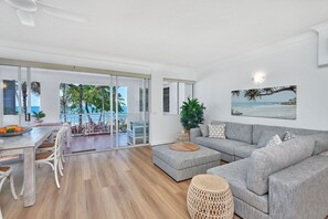 TV - Absolute Beach Front 2 Bedroom Apartment Palm Cove (Palm Cove)