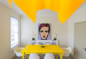 Dining - Yellow Submarine at the Thames (London)