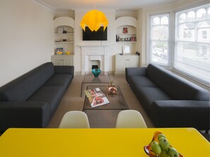 Smart TV - Yellow Submarine at the Thames (London)