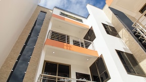 A modern building with a sign reading "Washington Court Apartments." - 2 Bed Apartment - Parking, Wifi, Aircon (Accra)