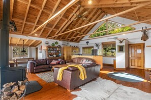 Smart TV, fireplace, DVD player, table tennis