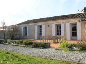 Outdoor dining - Stone house for 6, enclosed garden, parking, near beach (Saint-Pierre-d'Oléron)