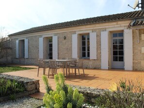Outdoor dining - Stone house for 6, enclosed garden, parking, near beach (Saint-Pierre-d'Oléron)