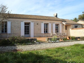 Exterior - Stone house for 6, enclosed garden, parking, near beach (Saint-Pierre-d'Oléron)