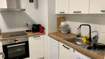 Køleskab, mikrobølgeovn, ovn, kogeplade