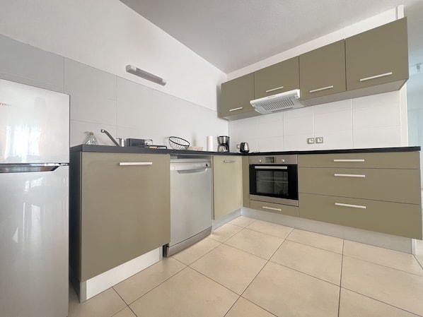 Réfrigérateur, micro-ondes, four, plaque de cuisson