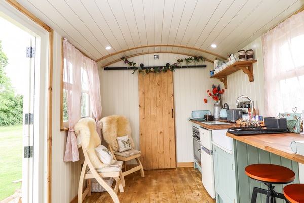 Cottage | Private kitchen | Fridge, electric kettle, toaster, cookware/dishes/utensils