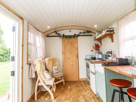 Cottage | Private kitchen | Fridge, electric kettle, toaster, cookware/dishes/utensils. Honeybee Lodge
