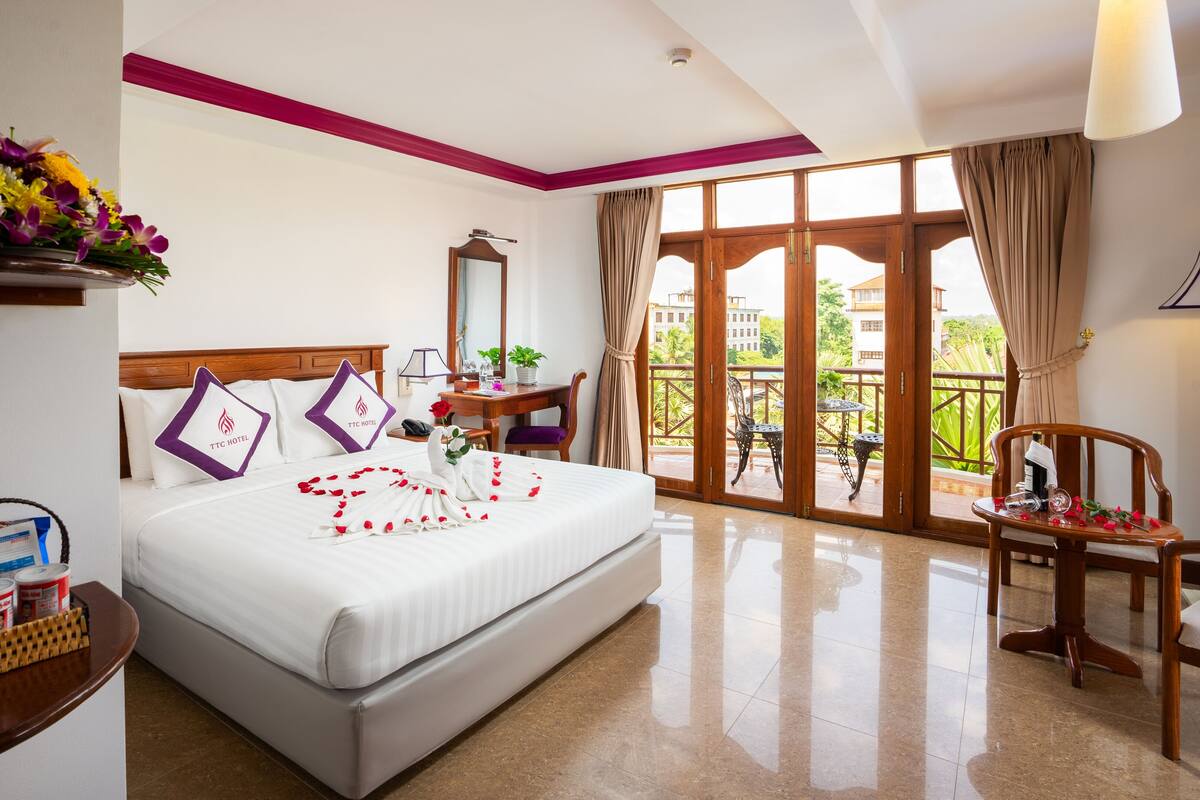 Deluxe Double or Twin Room | Desk, blackout drapes, WiFi (free), bed sheets