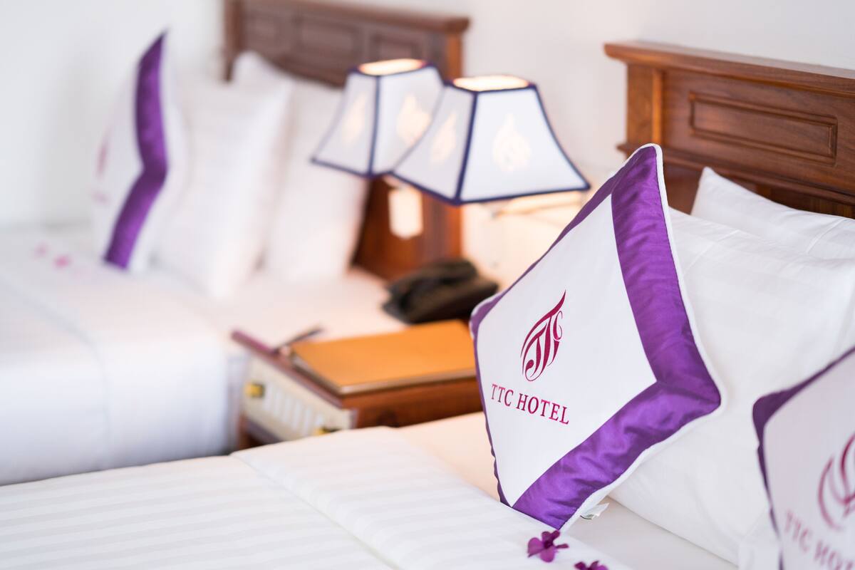 Superior Triple Room | Desk, blackout drapes, WiFi (free), bed sheets