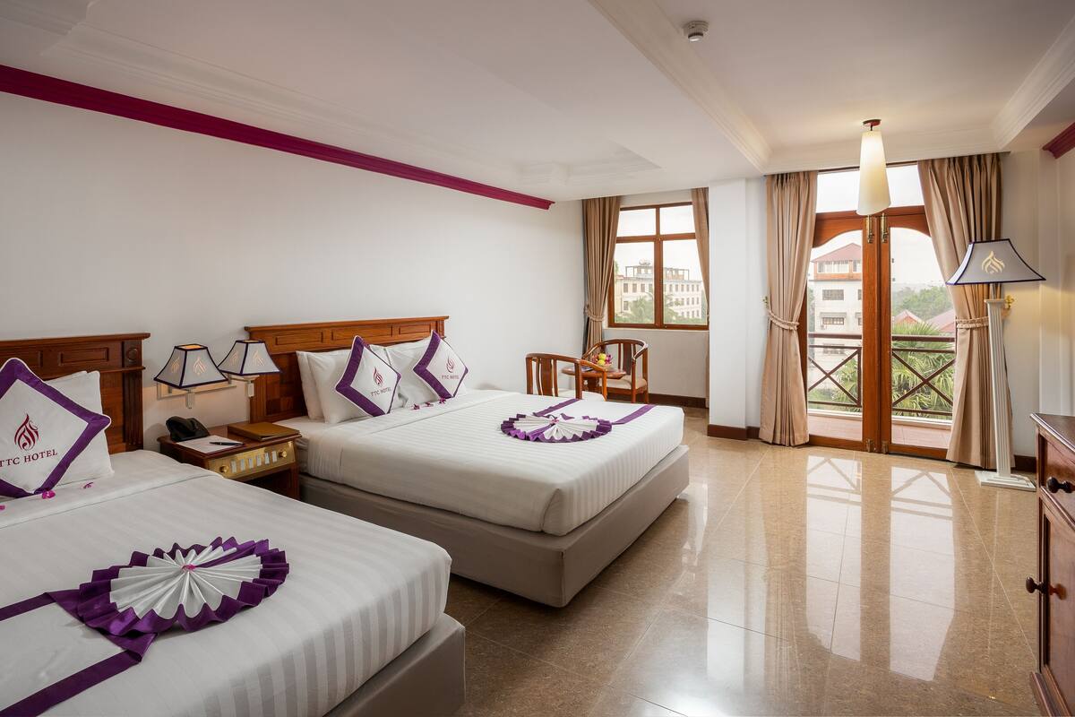 Deluxe Triple Room | Desk, blackout drapes, WiFi (free), bed sheets