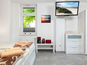 1 Schlafzimmer, Reisekinderbett