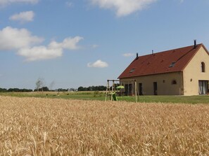 Exterior - Modern farmhouse with fireplace and wifi (Chapeau)