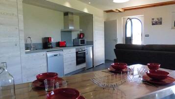 Kylskåp, mikrovågsugn, ugn och diskmaskin