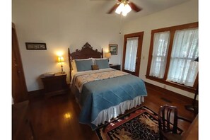 4 bedrooms, desk, travel crib, free WiFi - Historic Stonehouse on Main St. Walking distance to shops, restaurant the River. (Hardy)