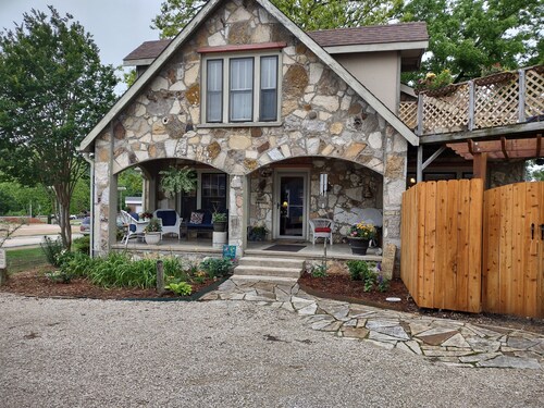 Historic Stonehouse on Main St. Walking distance to shops, restaurant the River.