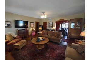 Smart TV - Historic Stonehouse on Main St. Walking distance to shops, restaurant the River. (Hardy)