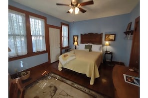 4 bedrooms, desk, travel crib, free WiFi
