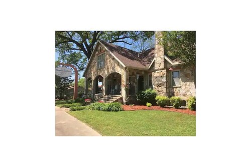 Historic Stonehouse on Main St. Walking distance to shops, restaurant the River.