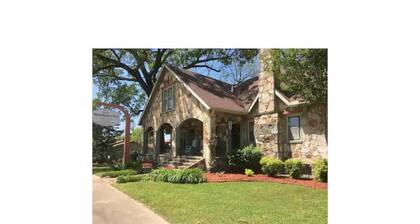 Historic Stonehouse on Main St. Walking distance to shops, restaurant the River.