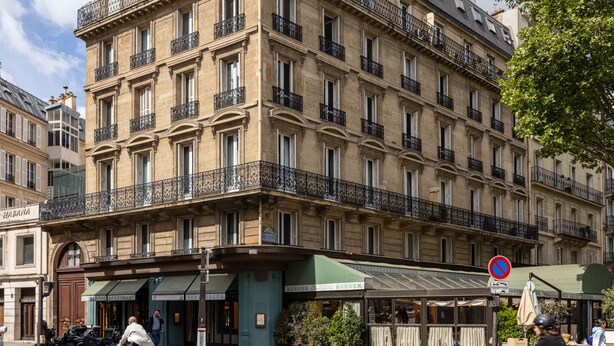 Un edifici de diverses plantes d'estil arquitectònic clàssic, amb balcons i grans finestres.