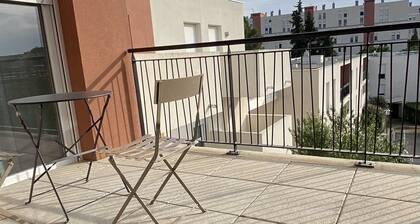 Beautiful T2 with terrace near city center streetcar and bus