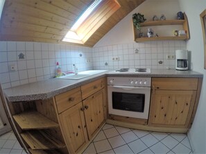 Kühlschrank, Ofen, Herdplatte, Wasserkocher mit Kaffee-/Teezubehör