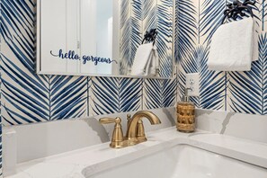 Ensemble douche/baignoire, sĂšche-cheveux, serviettes fournies
