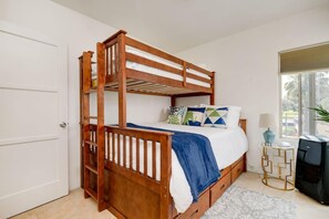 2 habitaciones, tabla de planchar con plancha y cuna de viaje