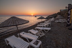 Privatstrand in der NĂ€he, schwarzer Sandstrand, LiegestĂŒhle