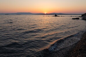 Private beach nearby, black sand, sun loungers - Moon & Sun Otel (Seferihisar)