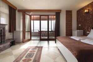 مكتب وتجهيزات عازلة للصوت وواي فاي مجانًا وملاءات أسرّة