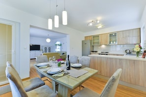 Villa, 6 Bedrooms, Private Pool, Pool View | In-room dining