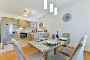 Villa, 6 habitaciones, alberca privada, vista a la alberca | Servicio a la habitación