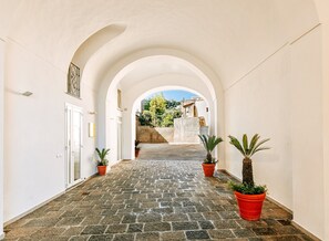 Property grounds - Apartment in historic building in the center and on the sea (Lacco Ameno)
