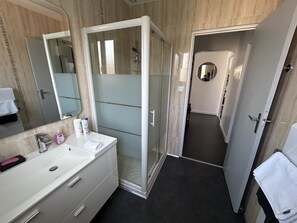 Dusch, hårtork, handdukar och toalettpapper