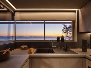 Kühlschrank, Geschirrspüler, Wasserkocher mit Kaffee-/Teezubehör