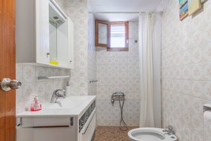 Shower, towels - Holiday Apartment "Apartamento El Cid" with Sea View, Pool, Garden & Terrace (Denia)