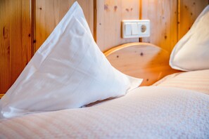 1 bedroom, iron/ironing board, free WiFi, bed sheets - Holiday Apartment 'Schwalbennest' with Mountain View, Wi-Fi, Balcony and Garden (Mühlbach)