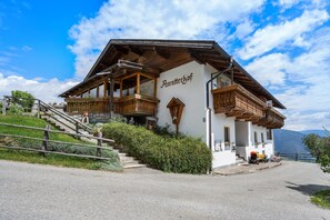 Exterior - Holiday Apartment 'Schwalbennest' with Mountain View, Wi-Fi, Balcony and Garden (Mühlbach)