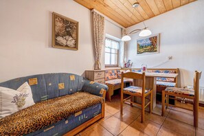 TV, stereo - Holiday Apartment 'Schwalbennest' with Mountain View, Wi-Fi, Balcony and Garden (Mühlbach)