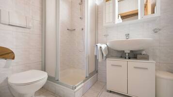 Badewanne, Haartrockner, Handtücher