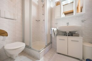 Bathtub, hair dryer, towels - Holiday Apartment "Dolomitenblick" with Mountain View, Balcony & Wi-Fi (Mühlbach)