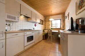 Fridge, microwave, oven, stovetop - Holiday Apartment "Dolomitenblick" with Mountain View, Balcony & Wi-Fi (Mühlbach)