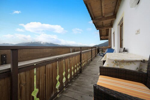 Ferienwohnung "Dolomitenblick" mit Bergblick, Balkon & WLAN